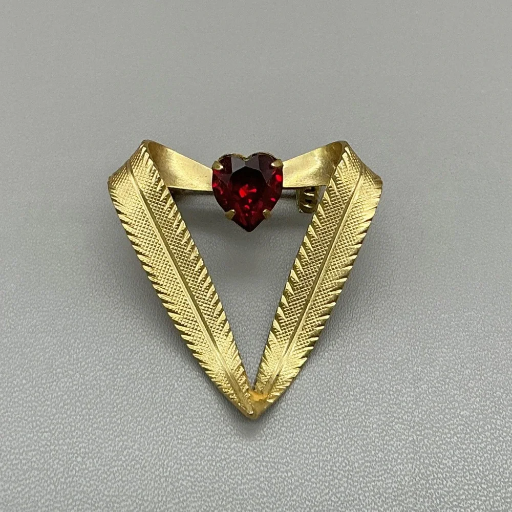Heart Brooch Women Gold Red Rhinestone Textured V-Shape Ribbon Vintage Pin